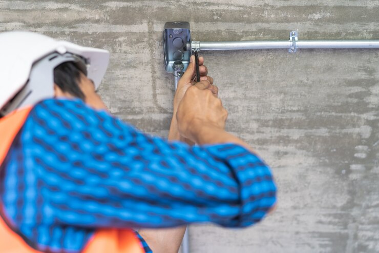 Photo electrician prepare to wire electrical.
