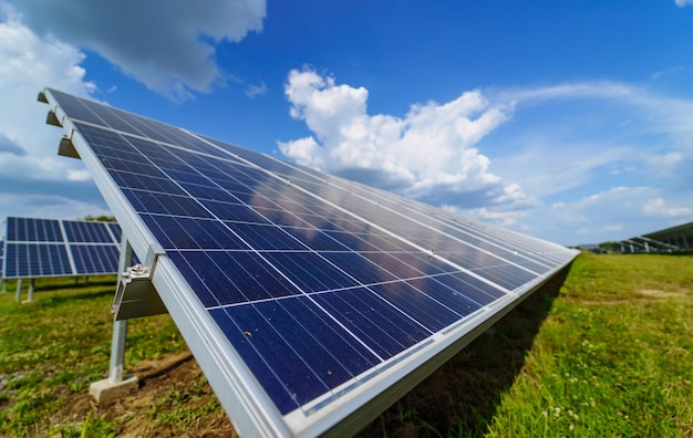 Generazione di elettricità con luce solare vista ravvicinata del pannello solare sul campo