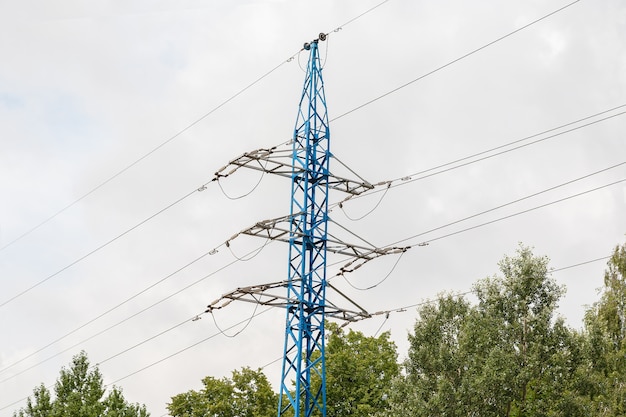 Pilone ad alta tensione di elettricità che si staglia contro il cielo nuvoloso