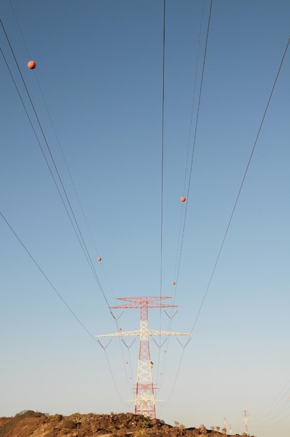 Электрический столб над голубым небом в Испании