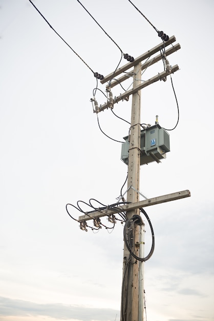 写真 ヒューズとケーブル付き電柱