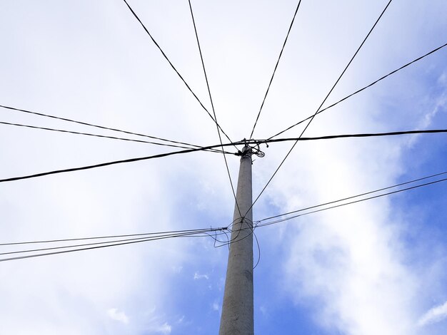 Foto l'elettricità alimenta il cielo blu