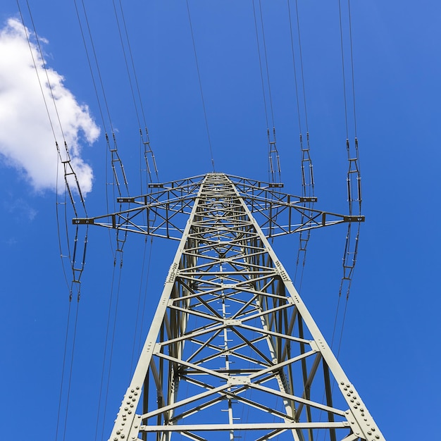 푸른 흐린 하늘 산업 고전압에 전기 철탑