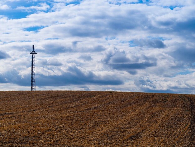Photo electricity pylon on field against sky