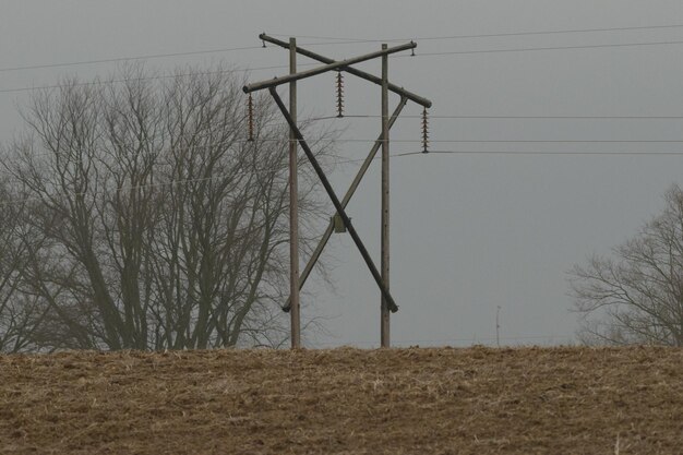 Photo electricity pylon on field against sky