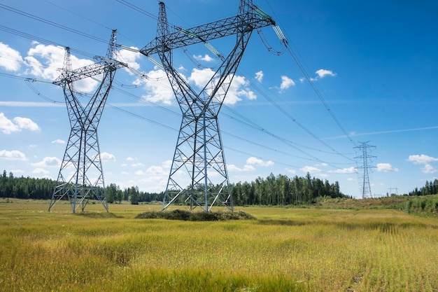 Foto pilastro elettrico sul campo contro il cielo