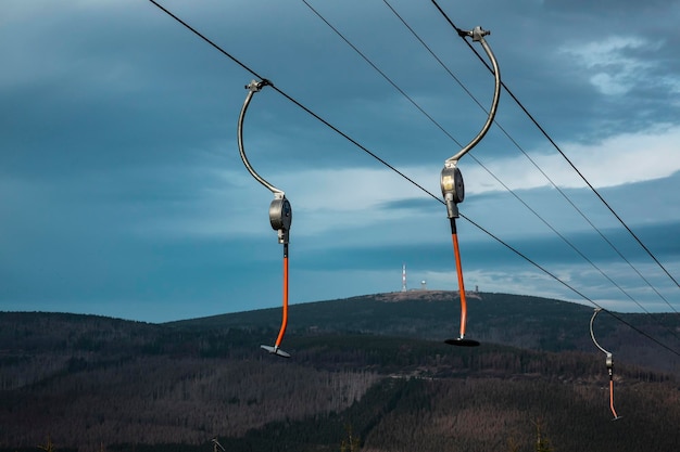 Foto pilastro elettrico sul paesaggio contro il cielo