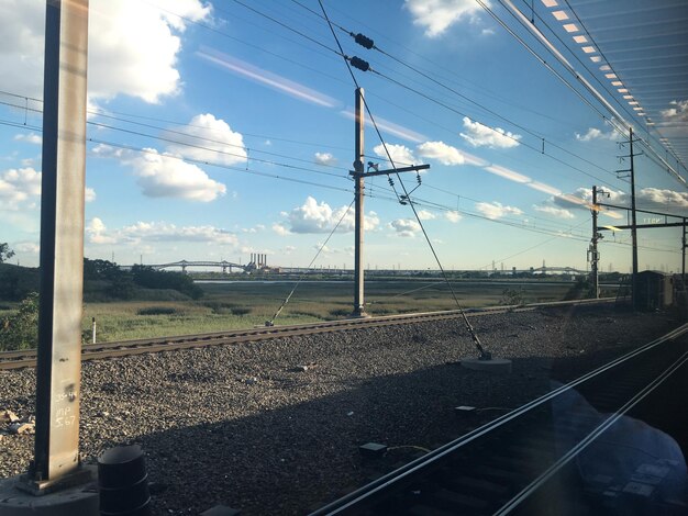 Photo electricity pylon on road against cloudy sky