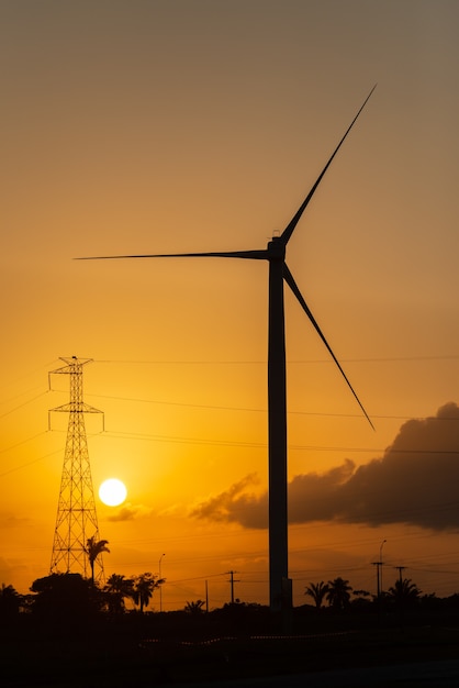 Torre di trasmissione dell'elettricità con il tramonto sullo sfondo