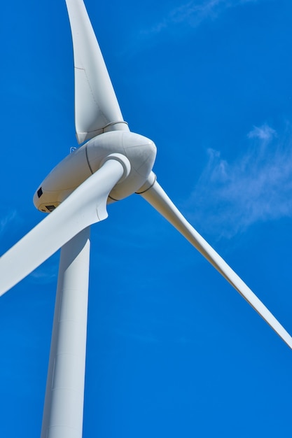 再生可能エネルギーと環境の概念のための電気風力発電機