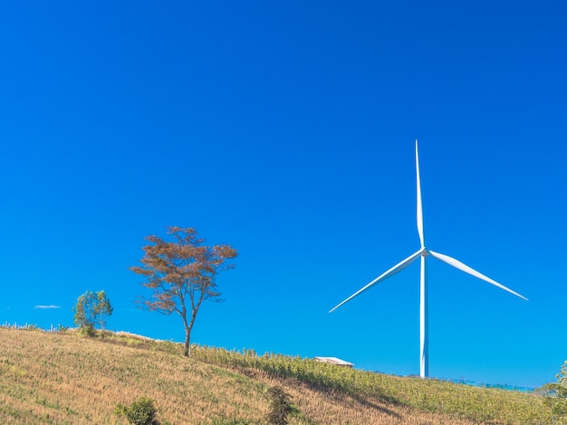 전기 풍력 터빈 백그라운드에서 푸른 하늘이 전기를 생성합니다.