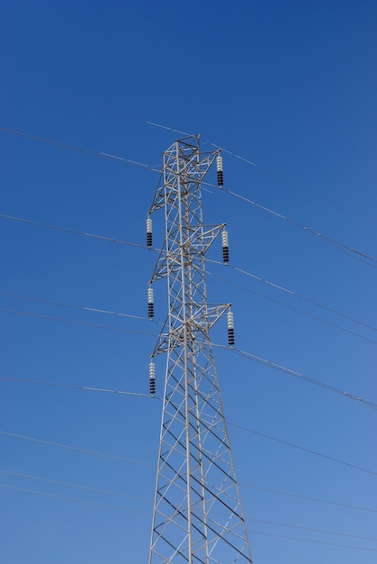 青い空の電化塔。