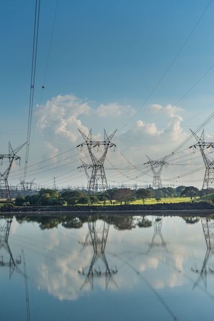 2015年5月19日にイタイプダムフォスドイグアスパラナブラジルの湖の電化塔