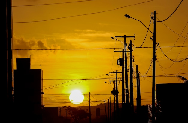 Electrificerende berichten met oranje zonsondergang hemelachtergrond.