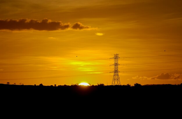 Electrificerende berichten met oranje zonsondergang hemelachtergrond.