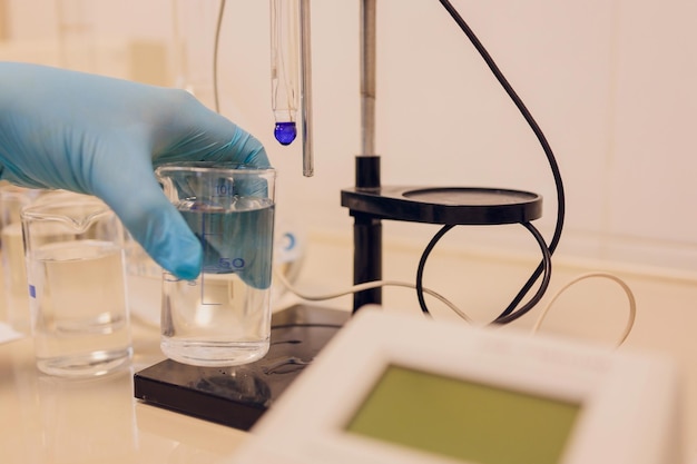 Foto elettrodo phmetro e phmetro per misurazioni di laboratorio acqua e soluzione utilizzato per ricercatori e scienziati per ricercare linee di acqua e solubilità