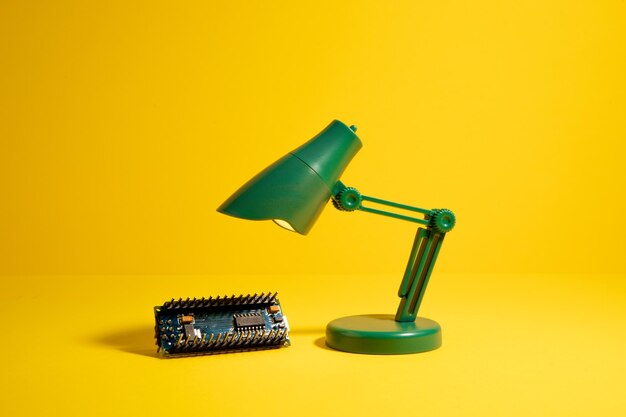 노란색 배경에 장난감 램프가 켜진 전자 보드