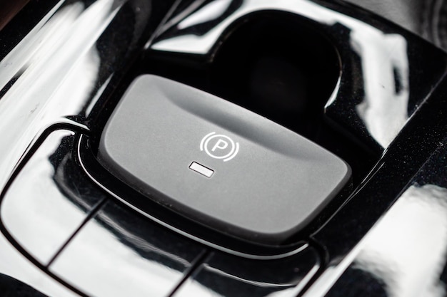 Кнопка электронного ручного тормоза в роскошном современном автомобиле