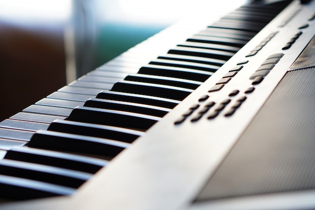 太陽光線マクロの電子シンセサイザーピアノキーボード。色付きの光線のハイテク。