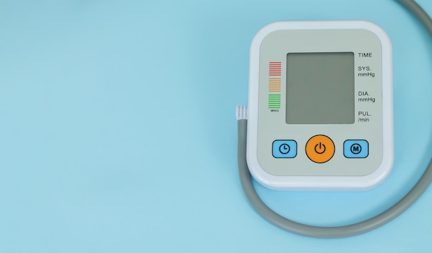 ブランクモニターのクローズアップで血圧を測定するための電子眼圧計。テキスト用のスペース