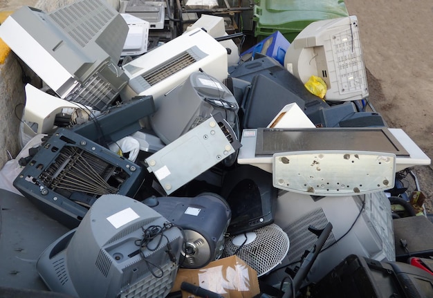 その後のリサイクルのための収集センターでの電子廃棄物。循環経済。