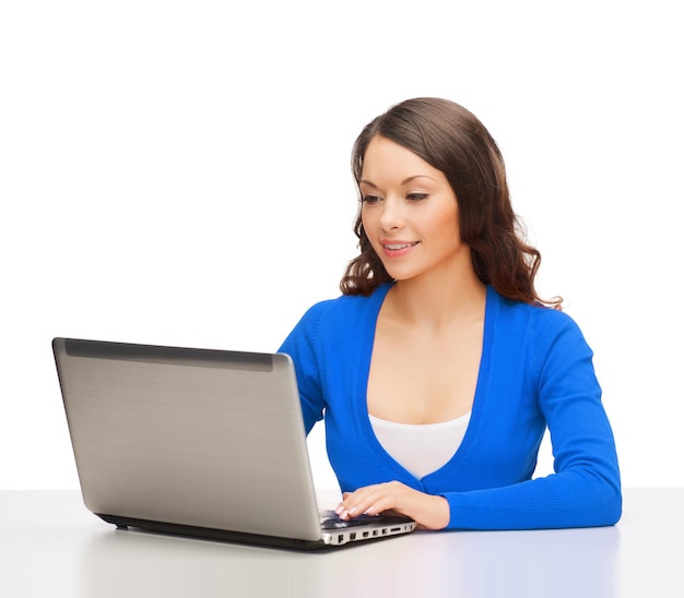 전자 제품 및 가제트 개념 - 노트북 컴퓨터와 함께 파란색 옷을 입고 웃는 여자