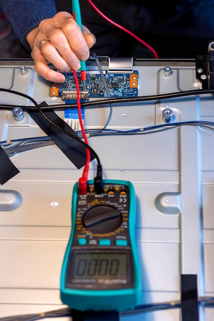 Техник-электронщик с помощью теста для проверки электрического тока