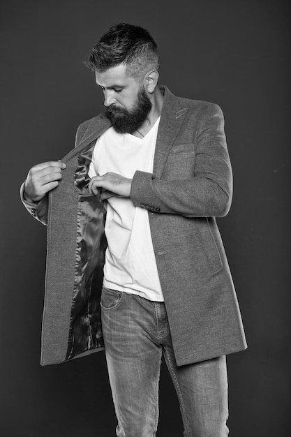 Фото Элегантность остается в моде модный парень на сером фоне бородатый мужчина с клетчатым карманом в куртке хипстер в модном образе мода и стиль повседневная деловая одежда