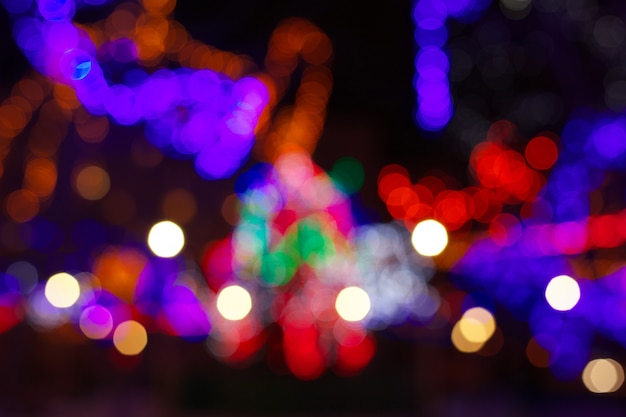 ボケ味の焦点がぼけたライトとエレガントな抽象的な背景。クリスマスライトの抽象的な円形のボケ味の背景