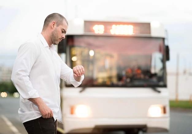 Elegante maschio adulto in attesa del bus