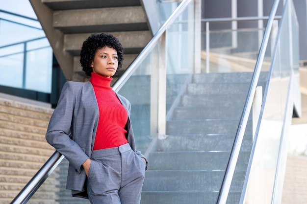 Un'elegante donna afroamericana che lavora in un edificio per uffici