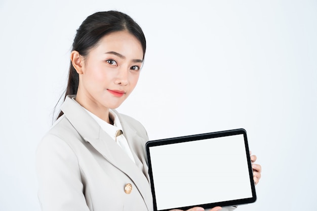 흰색 빈 화면이 우아한 아시아 사업가 쇼 디지털 태블릿
