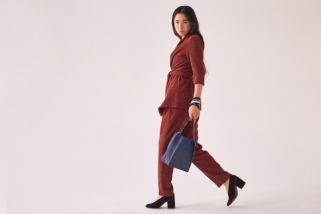 Photo elegant asian woman in fashionable red suit