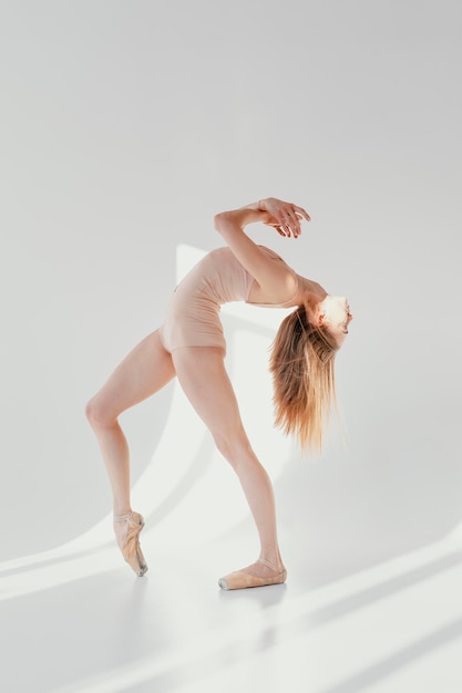 Foto prestazioni eleganti della ballerina