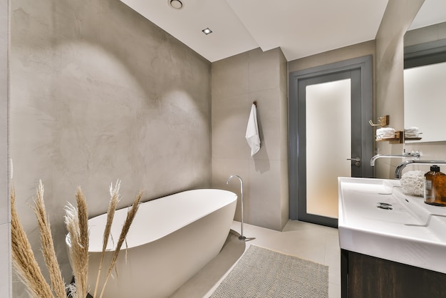 Элегантная ванная комната с большим зеркалом и мраморными стенами