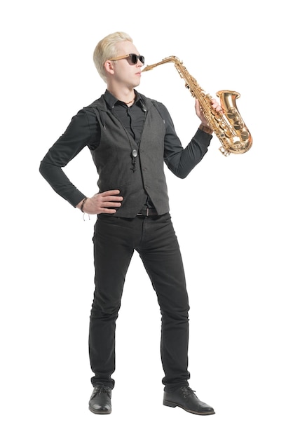 Фото Элегантный блондин, одетый в черное, играет на саксофоне