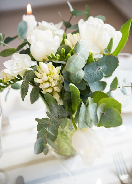 Elegant boeket van witte fresia's tulpen en hyacint prachtig boeket bloemen