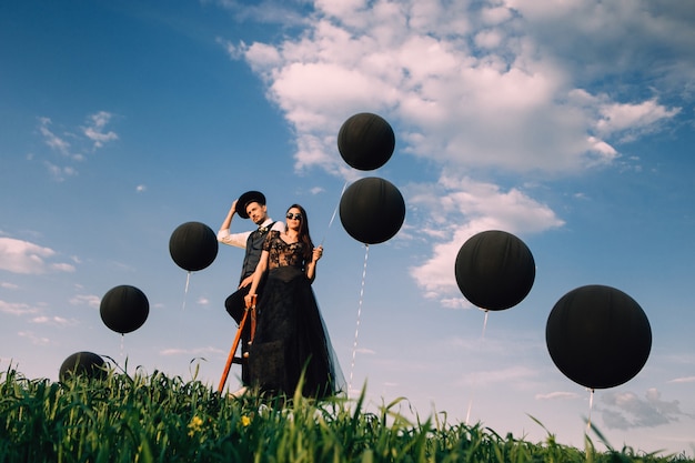 Elegante sposa e sposo che propongono insieme all'aperto in un giorno di nozze