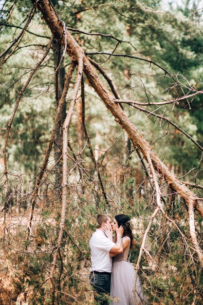 Foto elegante sposa e sposo che propongono insieme all'aperto in un giorno di nozze