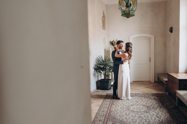 Photo elegant bride and groom posing together outdoors