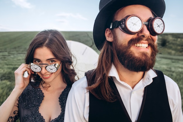 Foto sposa e sposo eleganti che camminano e che posano sul campo verde