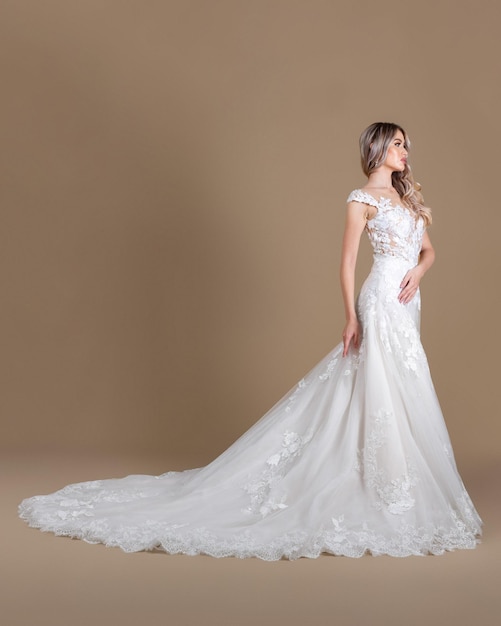 Элегантная невеста в свадебном платье