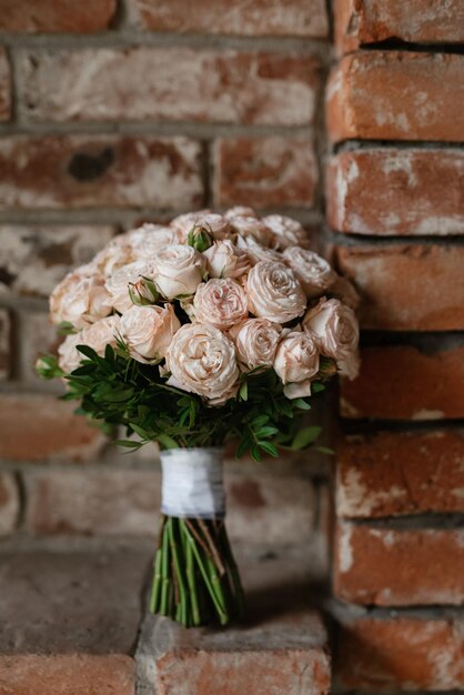 Elegant bruidsboeket van verse natuurlijke bloemen en groen