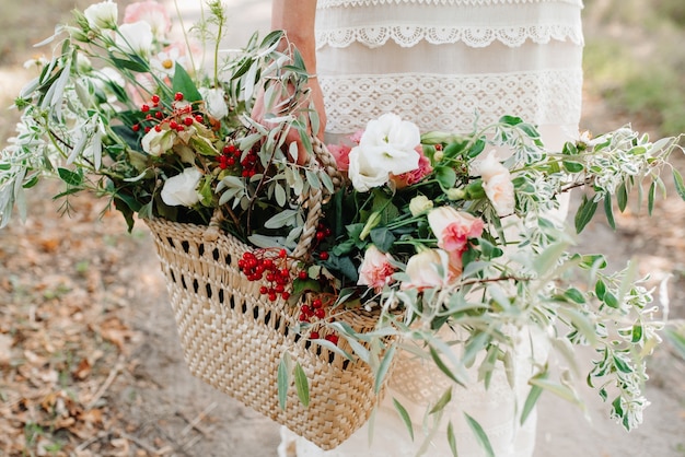 Elegant bruidsboeket van verse natuurlijke bloemen en groen