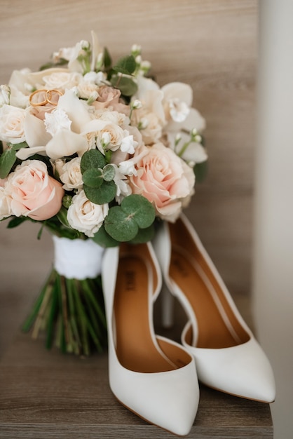 Elegant bruidsboeket van verse natuurlijke bloemen en groen