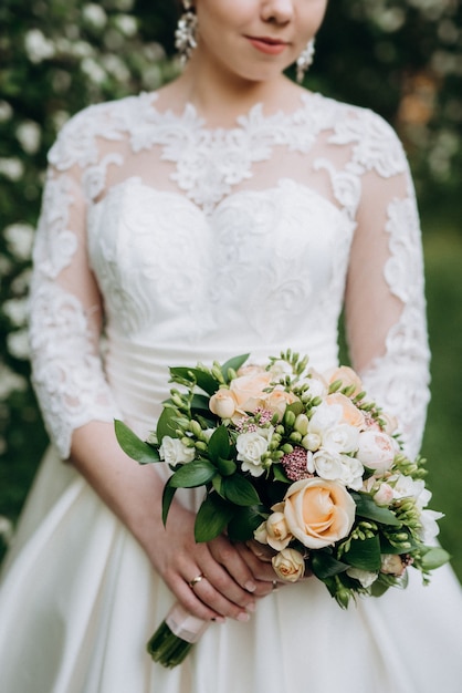 Elegant bruidsboeket van verse natuurlijke bloemen en groen