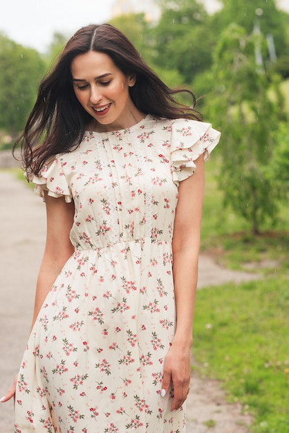 elegant brunette meisje dat zich voordeed op straat in de stad Vrij mooie zakenvrouw in elegante jurk