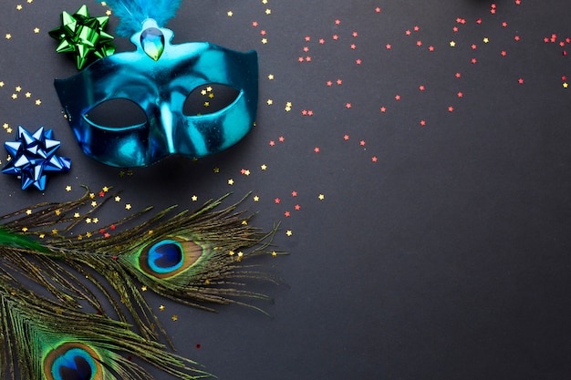 Photo elegant carnival mask with peacock feathers