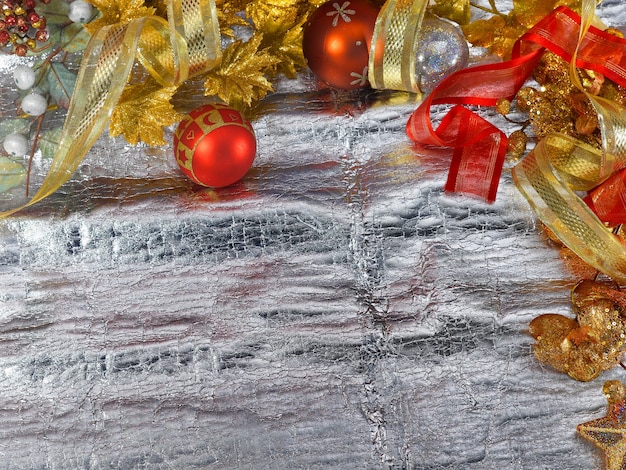 明るくカラフルな装飾が施されたエレガントなクリスマスの設定は、魔法のような雰囲気を作り出します