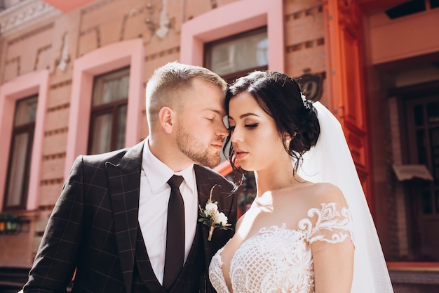 Foto coppie eleganti che camminano al tramonto, storia d'amore, ritratto della sposa e dello sposo il giorno del matrimonio